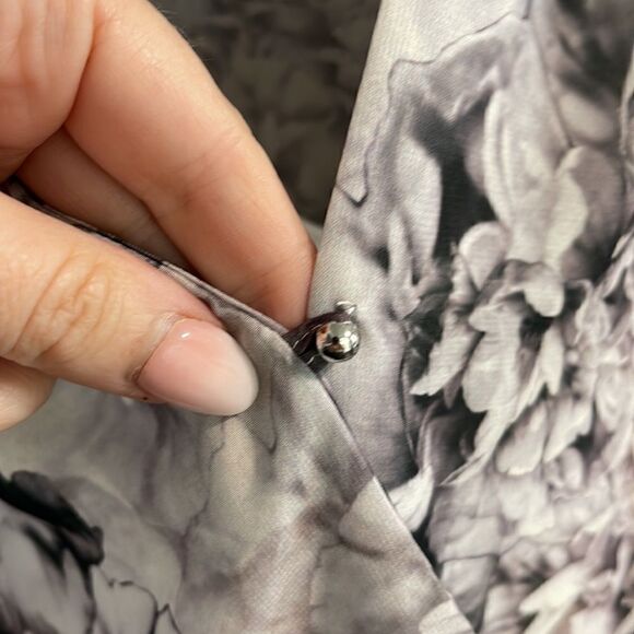 EUC H&M Gray Flora V-Neck Wrap Blouse Size 6/S - Picture 5 of 9